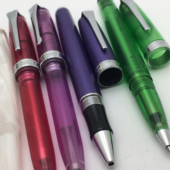 Levenger Bomber Jacket Pen Wrap Set with 5 Ballpoint Pens - Picture 4 of 11